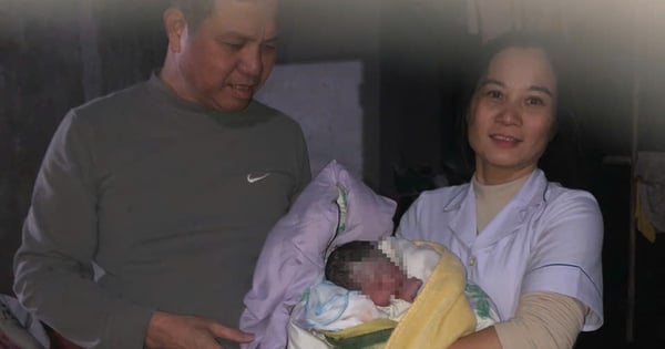 Nhân viên y tế vượt đêm mưa rét hỗ trợ sản phụ đẻ rơi an toàn