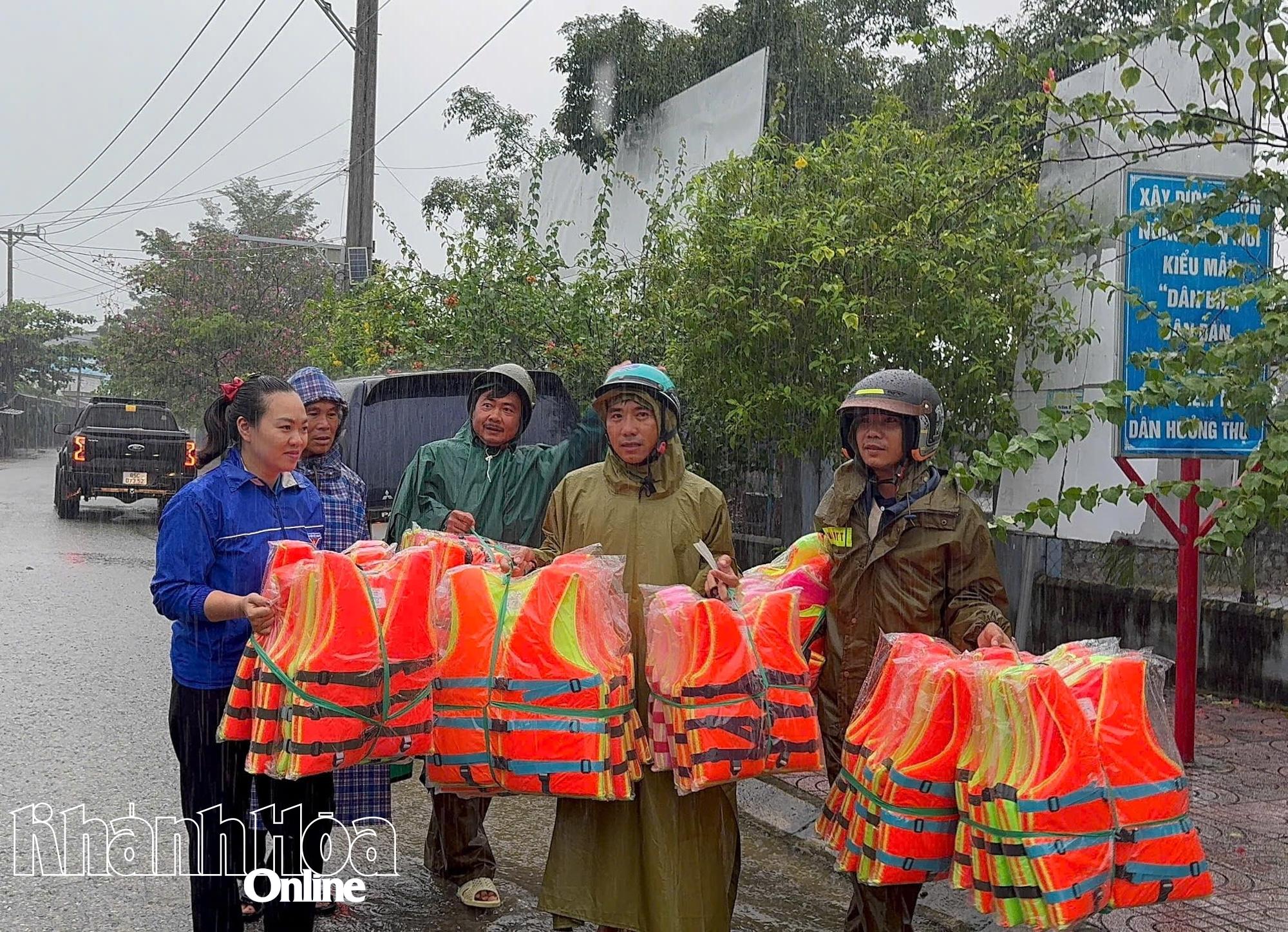 តំណាងក្លឹបបានប្រគល់អាវជីវិតជូនប្រជាពលរដ្ឋនៅភូមិ Phuoc Thien ឃុំ Phuoc Hau។