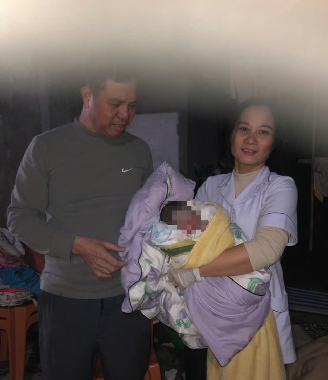 Nhân viên y tế vượt đêm mưa rét hỗ trợ sản phụ đẻ rơi an toàn- Ảnh 2.
