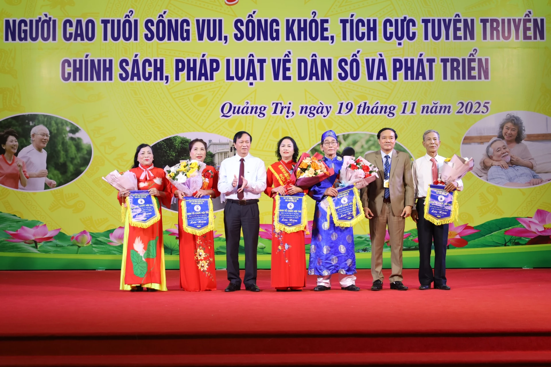 قدّم مسؤولو وزارة الصحة الزهور والأعلام التذكارية للفرق المشاركة في المسابقة. تصوير: كوانغ نغوك