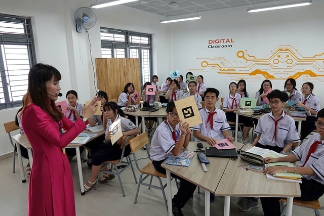 Ứng dụng công nghệ trong giáo dục: Giữ lửa lớp học không lạnh nhạt công nghệ - Ảnh 1.