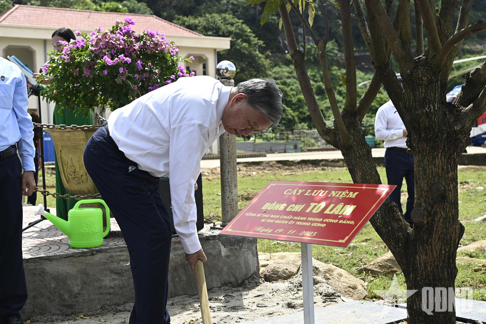 Generalsekreterare To Lam offrar rökelse för att hedra de heroiska martyrerna i Hon Khoai-upproret.