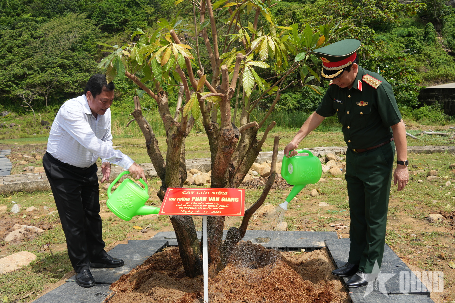 Generalsekreterare To Lam offrar rökelse för att hedra de heroiska martyrerna i Hon Khoai-upproret.