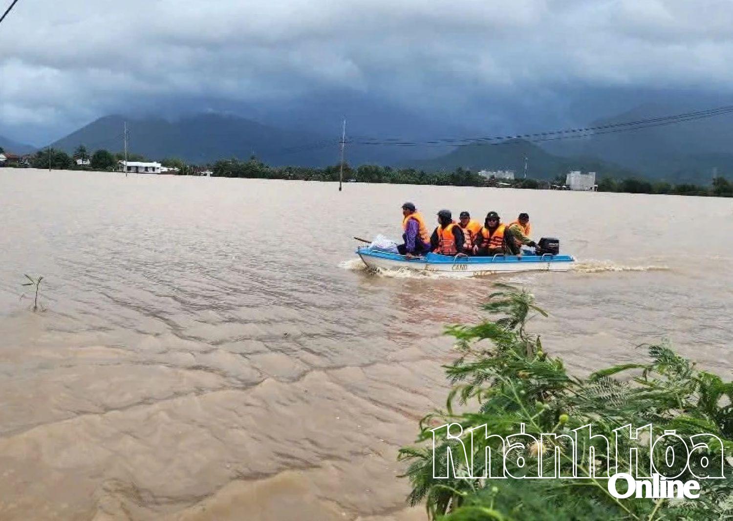 Síly evakuovaly lidi v obci Van Thang.