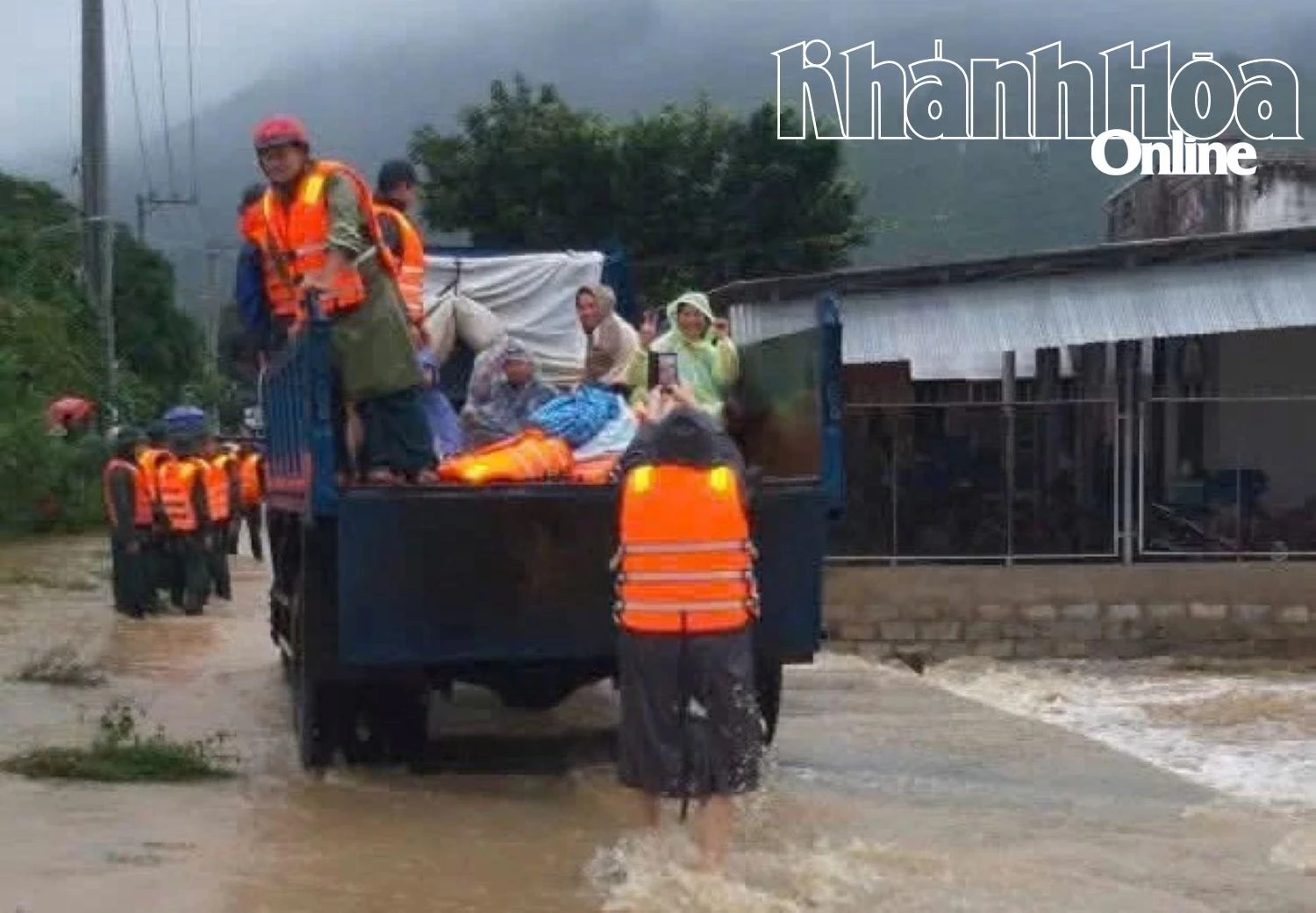 Důstojníci a vojáci evakuují lidi v okrsku Ba Ngoi.
