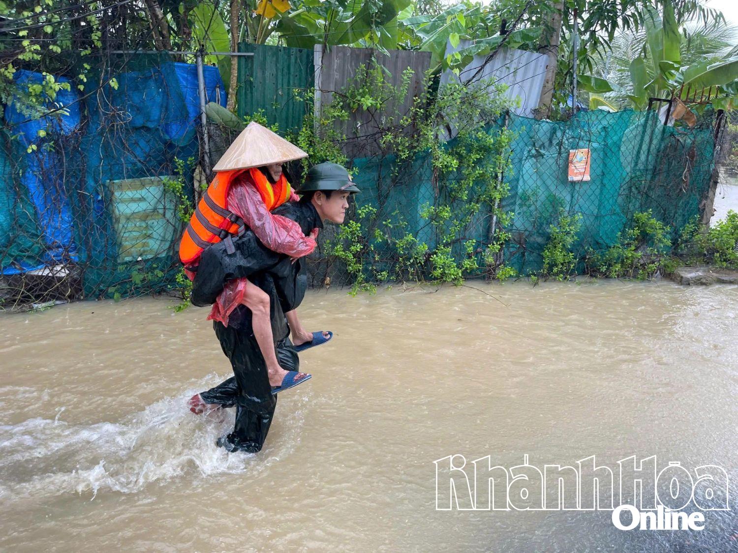 Příslušníci a vojáci provinční pohraniční stráže evakuovali lidi do bezpečí.