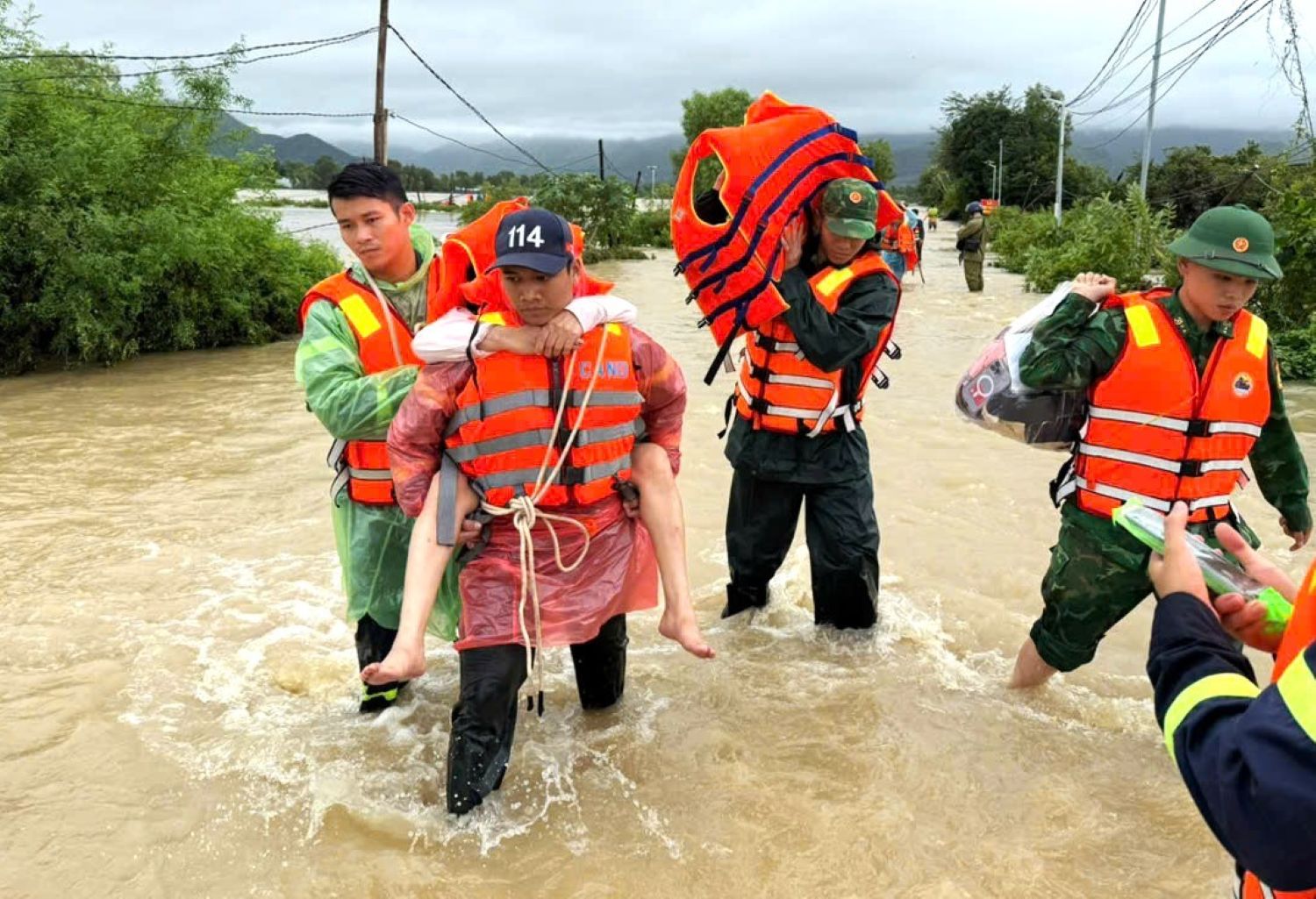 Důstojníci a vojáci provinční pohraniční stráže přivedli lidi do bezpečí.