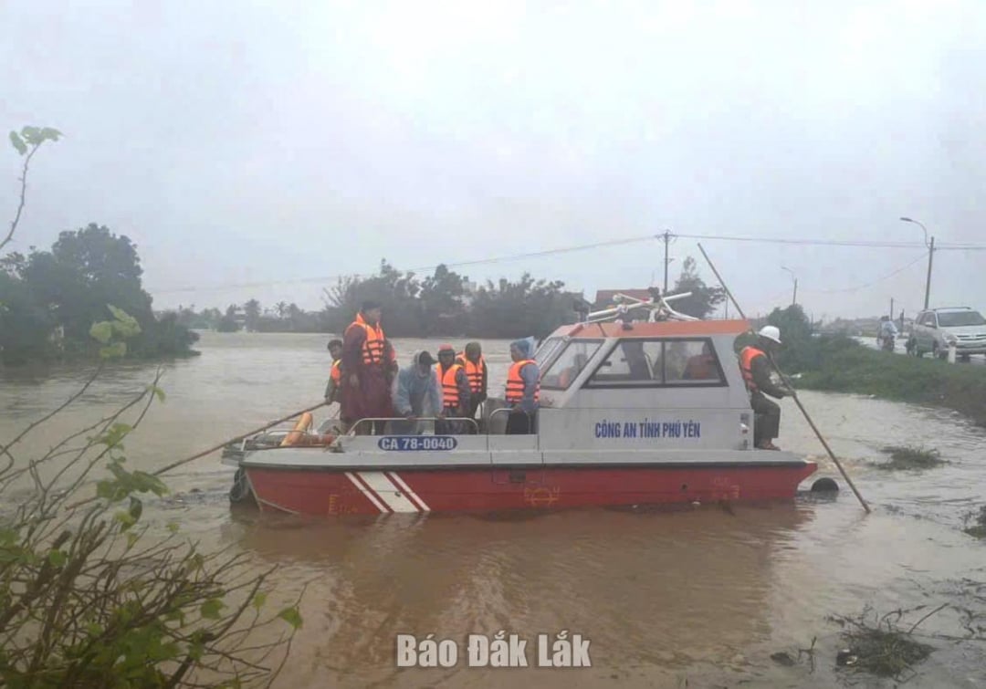 Kánoe byly mobilizovány k přesunu do hluboce zatopených oblastí.