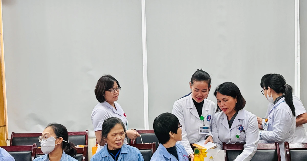 Trao quà động viên, tri ân người bệnh là giáo viên đang điều trị ung thư