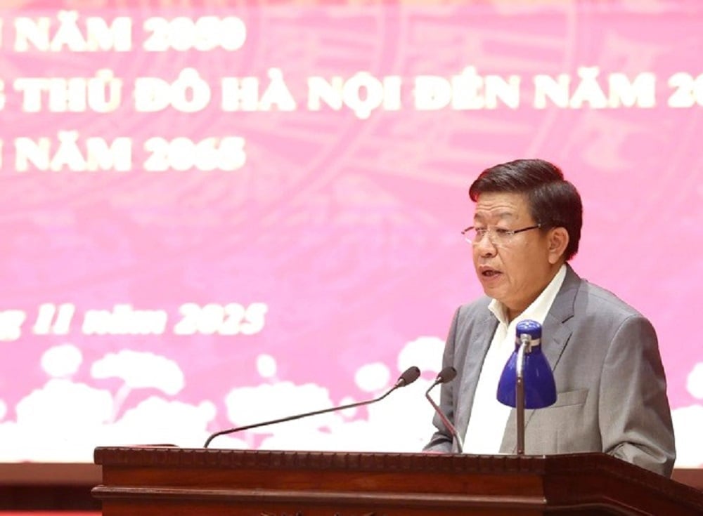 Phó Chủ tịch Thường trực UBND Thành phố Dương Đức Tuấn đã trình bày một số thông tin liên quan đến hai quy hoạch của Thủ đô. Ảnh: Vương Vân.