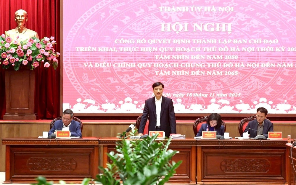 Bí thư Thành ủy Nguyễn Duy Ngọc và các đồng chí lãnh đạo Thành phố chủ trì Hội nghị. Ảnh: Vương Vân.