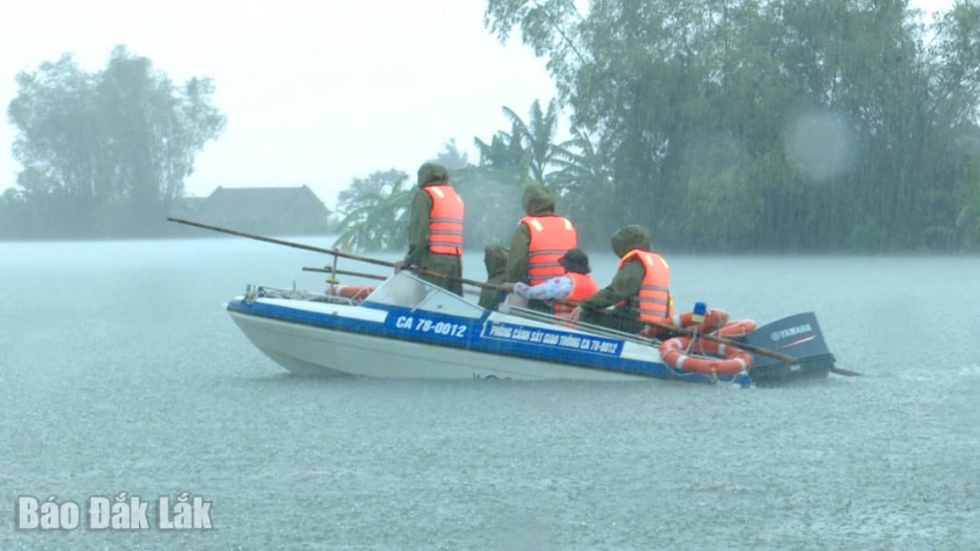 Les équipes de secours locales continuent de patrouiller pour venir en aide aux personnes se trouvant dans les zones fortement inondées.
