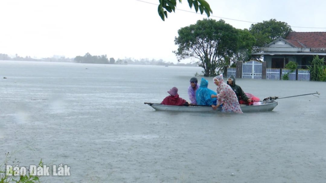 Les autorités locales tentent d'évacuer les personnes vers des lieux sûrs.