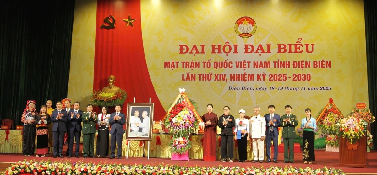 Phó Chủ tịch Ủy ban Trung ương MTTQ Việt Nam Hà Thị Nga tặng hoa chúc mừng Đại hội. Ảnh: Hoàng Châu. 