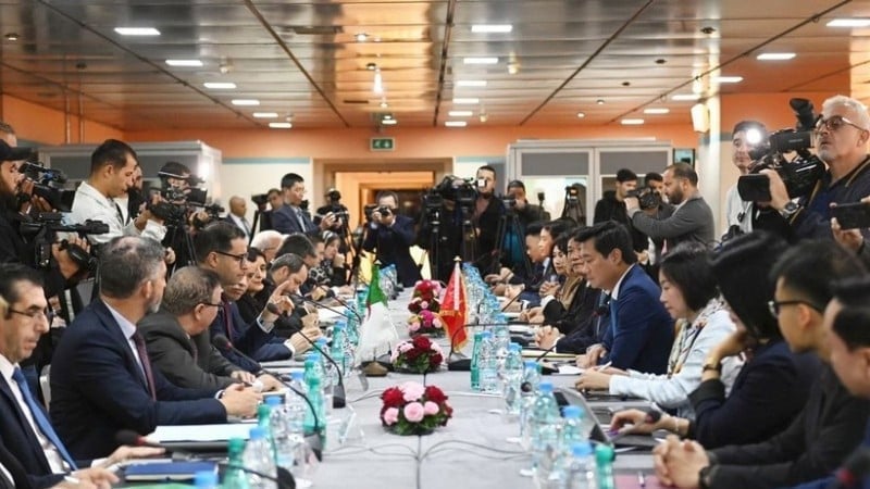 Kỳ họp được đồng chủ trì bởi Thứ trưởng Bộ Xây dựng Việt Nam Nguyễn Tường Văn và Tổng thư ký Bộ Công nghiệp Algeria Kheireddine Ben Aissa. Ảnh: TTXVN.