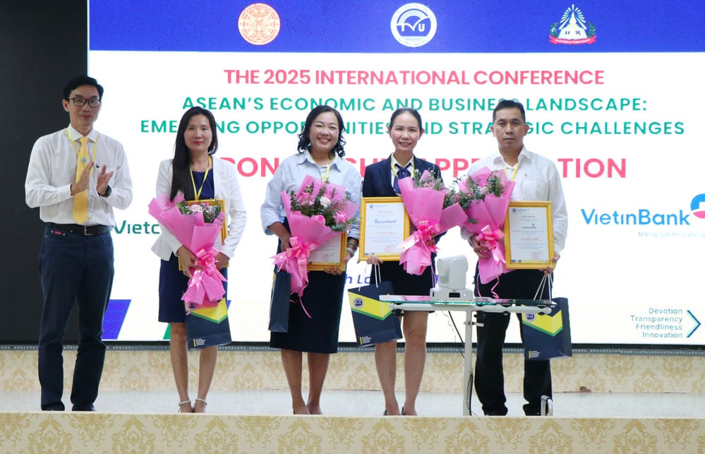 Førsteamanuensis dr. Diep Thanh Tung – viserektor ved Tra Vinh universitet overrakte blomster til enhetene som støttet organiseringen av konferansen.