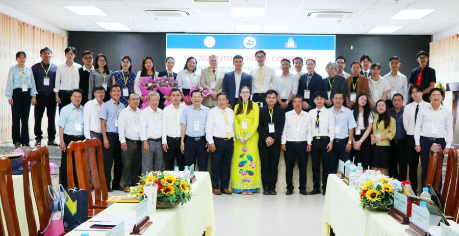 Delegatene tar suvenirbilder på konferansen.