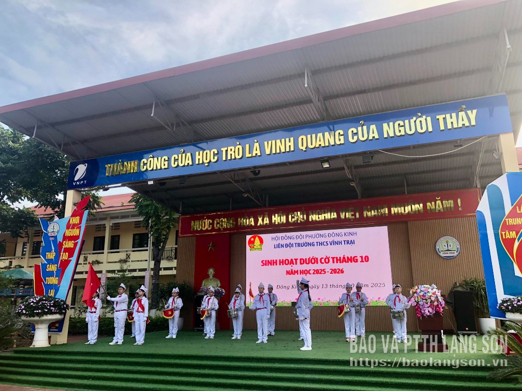 Vinh Trai Secondary Schools ceremoniella team utför flagghälsningen under flagghälsningsceremonin.