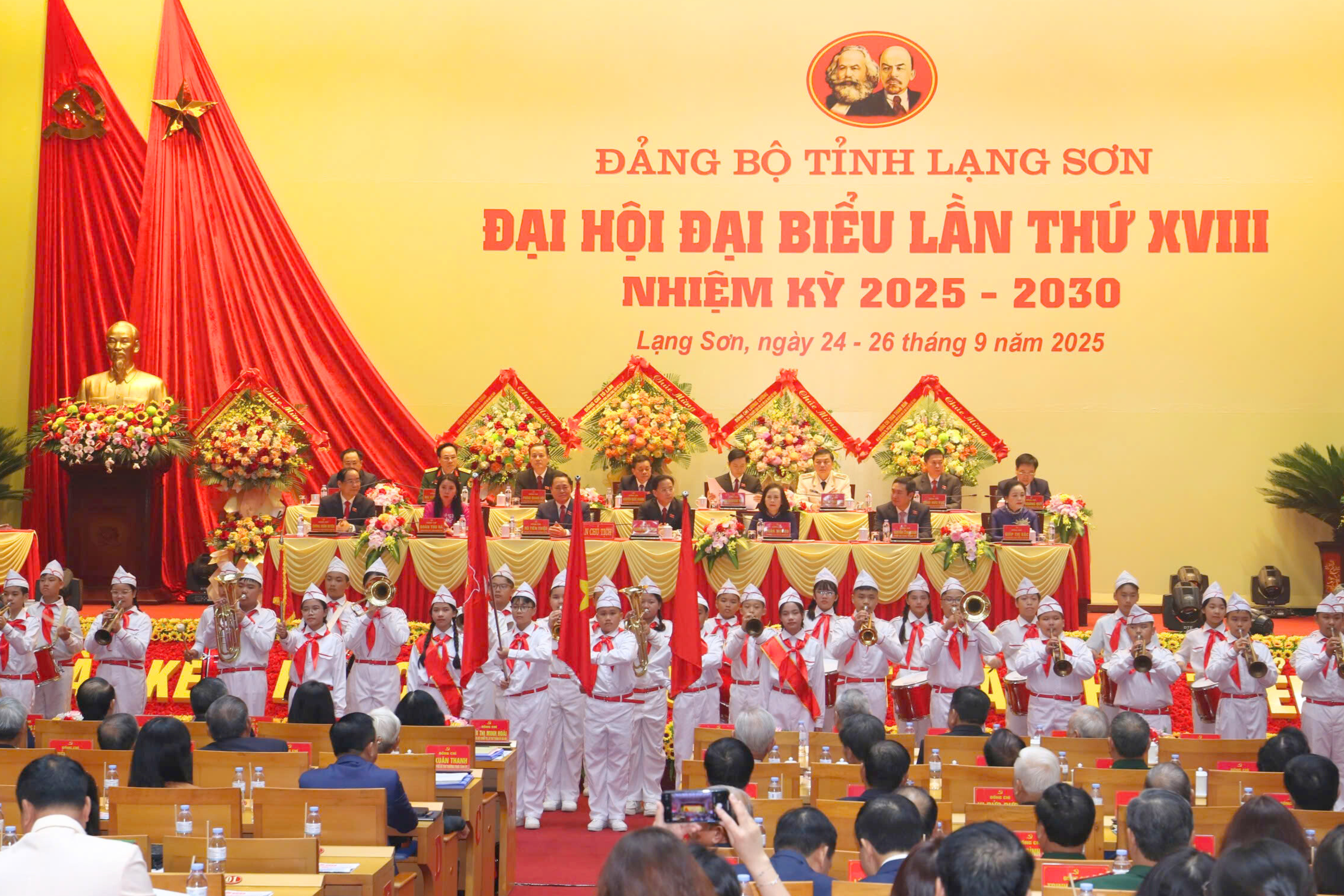 Ceremoniteamet, teammedlemmarna och barnen från Hoang Van Thu Secondary School Union, Ky Lua Ward, välkomnade den 18:e kongressen för Lang Son provinsiella partikommitté, mandatperioden 2025-2030.