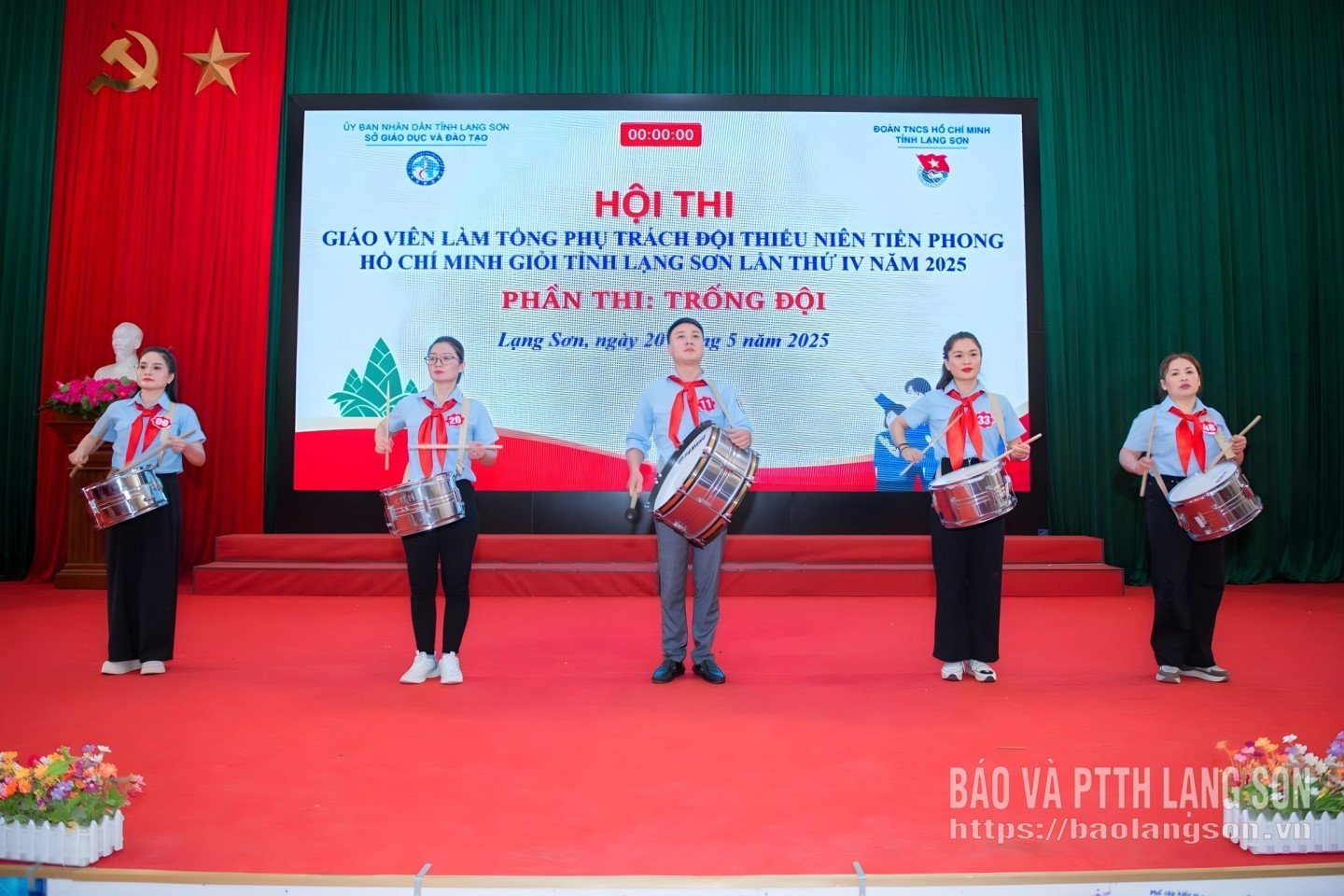 Läraren som ansvarar för ungdomsförbundet uppträdde i lagtrumtävlingen vid den fjärde tävlingen för ansvariga lärare inom Ho Chi Minh Young Pioneers Youth Union i Lang Son-provinsen år 2025.