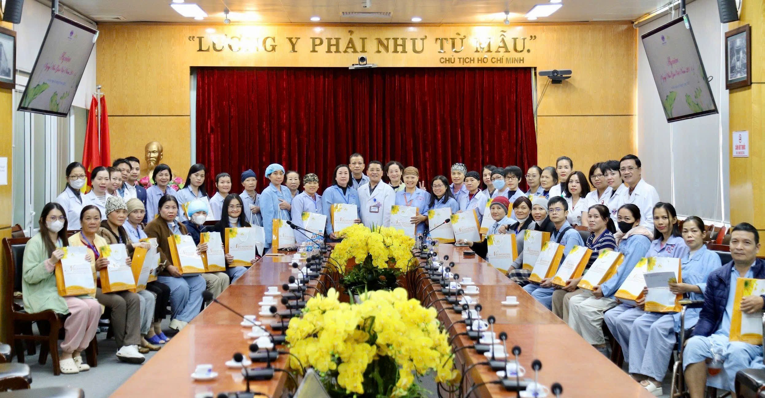 Ngày Nhà giáo Việt Nam, thầy thuốc tri ân thầy cô giáo là bệnh nhân ung thư
- Ảnh 3.