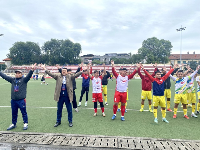 Trường ĐH Thủy Lợi và HUPES thắng tưng bừng, nhiều đội 'cóng' vì thời tiết quá lạnh- Ảnh 4.