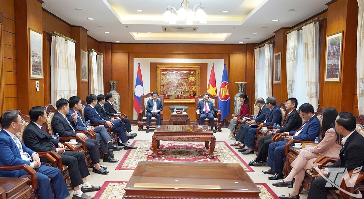 נציגים בפגישה.