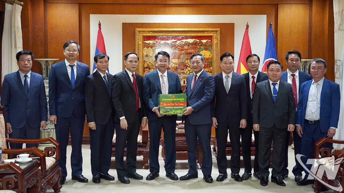 משלחת ממחוז תאי נגוין העניקה מתנות לשגרירות וייטנאם