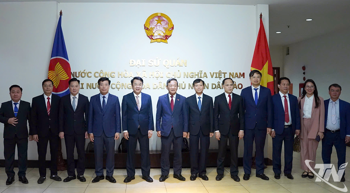 נציגים מצלמים תמונות למזכרת בשגרירות וייטנאם.