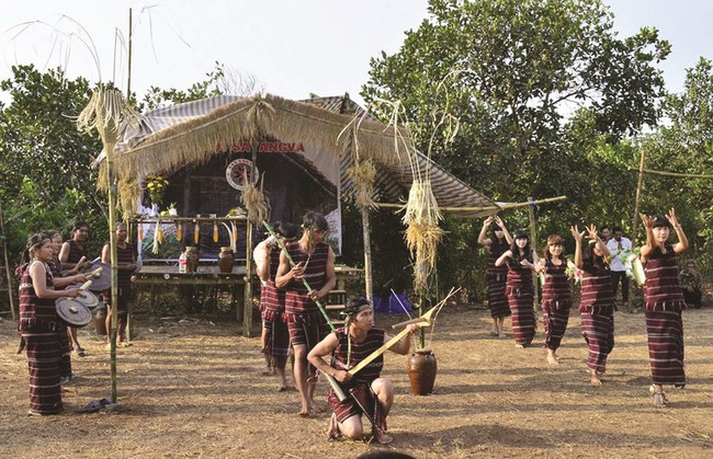 ដុងណៃ៖ ថែរក្សា និងលើកតម្កើងតម្លៃពិធីបុណ្យប្រពៃណីរបស់សហគមន៍ជនជាតិភាគតិច រួមជាមួយនឹងការអភិវឌ្ឍន៍ទេសចរណ៍ - រូបថត ២. Đồng Nai: Bảo tồn và phát huy giá trị lễ hội truyền thống của cộng đồng dân tộc thiểu số gắn với phát triển du lịch - Ảnh 2.