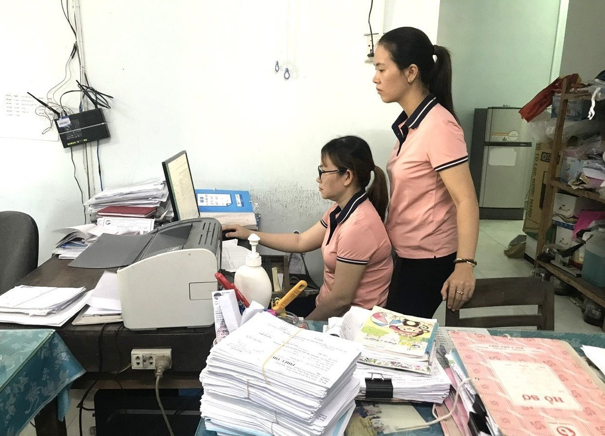 Cường độ làm việc cao của nhân viên HTX Nông nghiệp Phước Hưng. Ảnh:V.Đ.T.