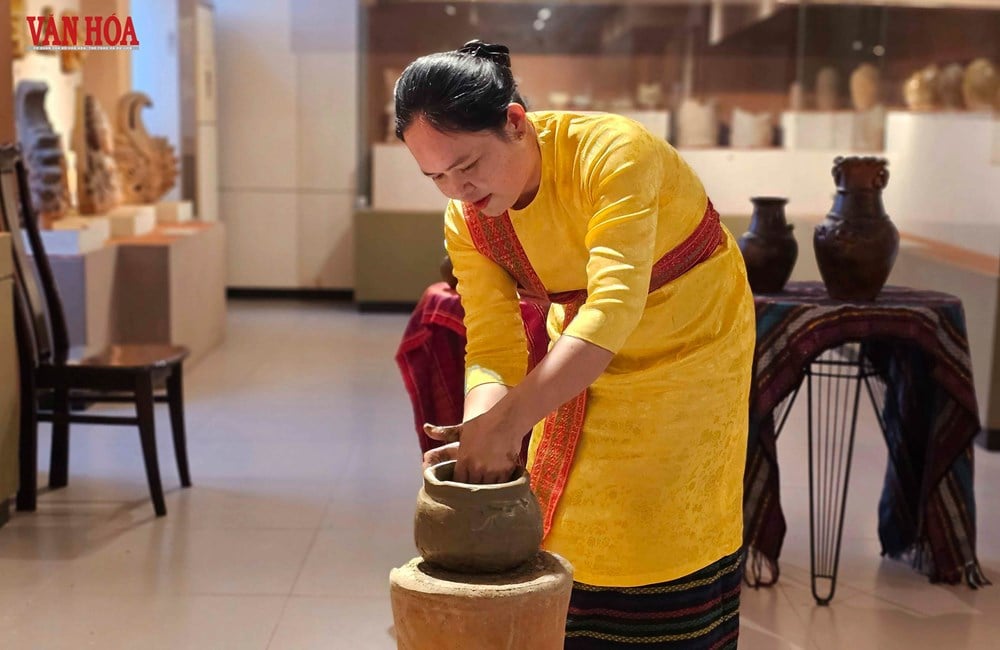 Vernisáž tematické výstavy „Národní poklady – dědictví v srdci Da Nangu“ – foto 8