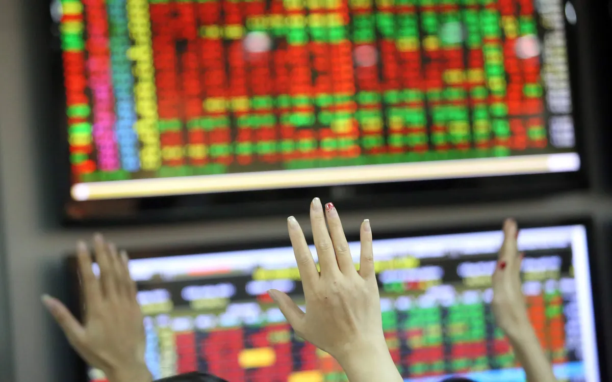 VN-Index mất gần 11 điểm, áp lực bán lan rộng