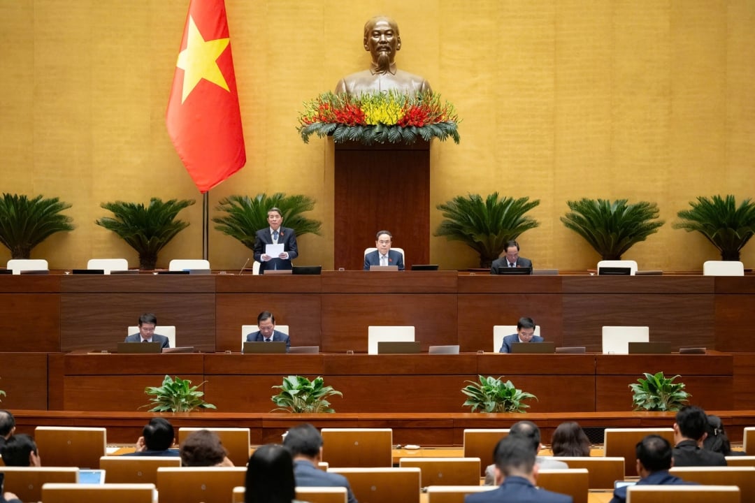 รองประธานสภานิติบัญญัติแห่งชาติเหงียน ดึ๊ก ไห่ เป็นประธานการประชุมหารือ ภาพ: quochoi.vn