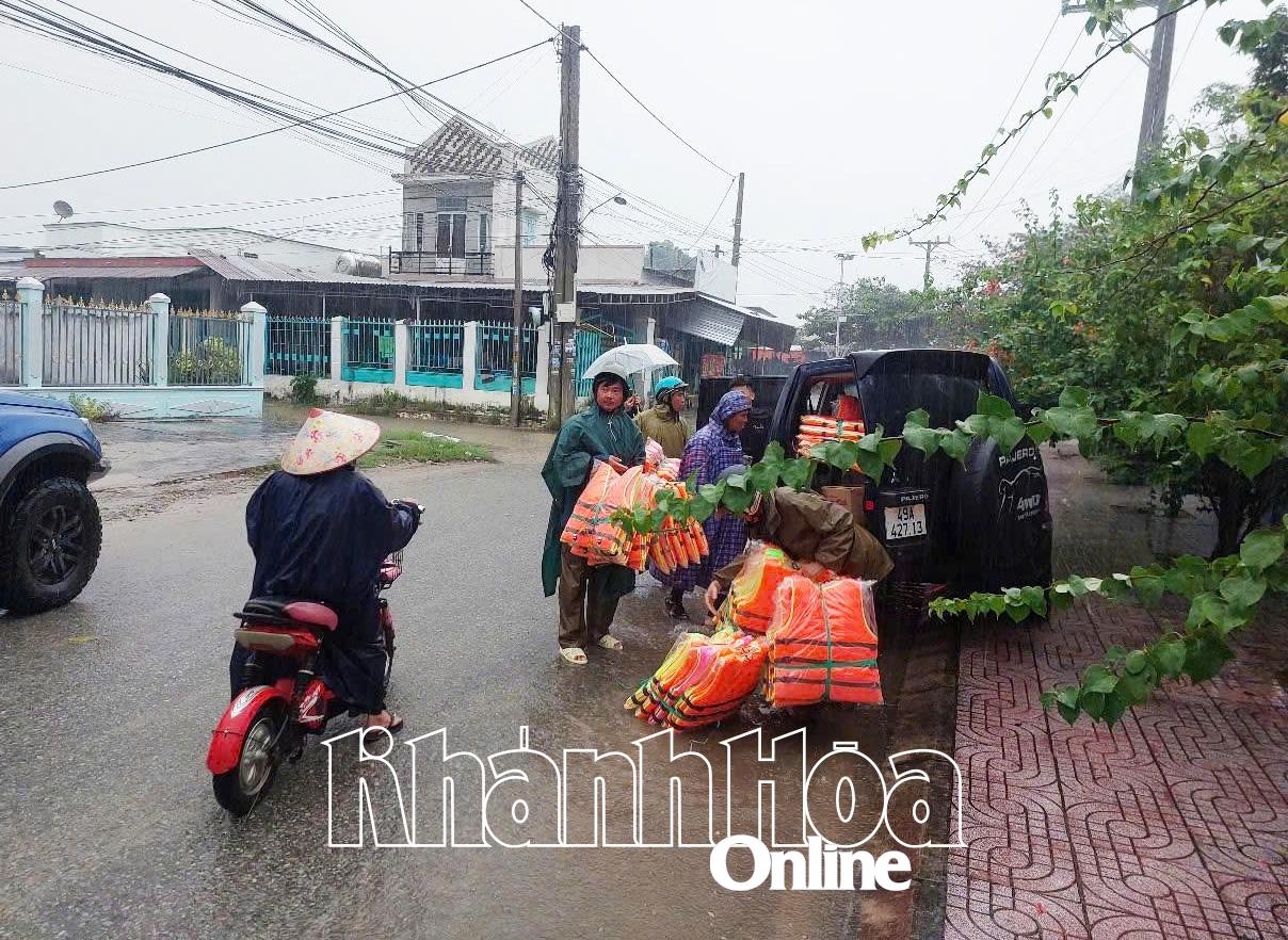 Komune Phuoc Hau menyediakan pasukan dan cara untuk memindahkan orang ramai di kawasan yang terdedah dan tempatan banjir.