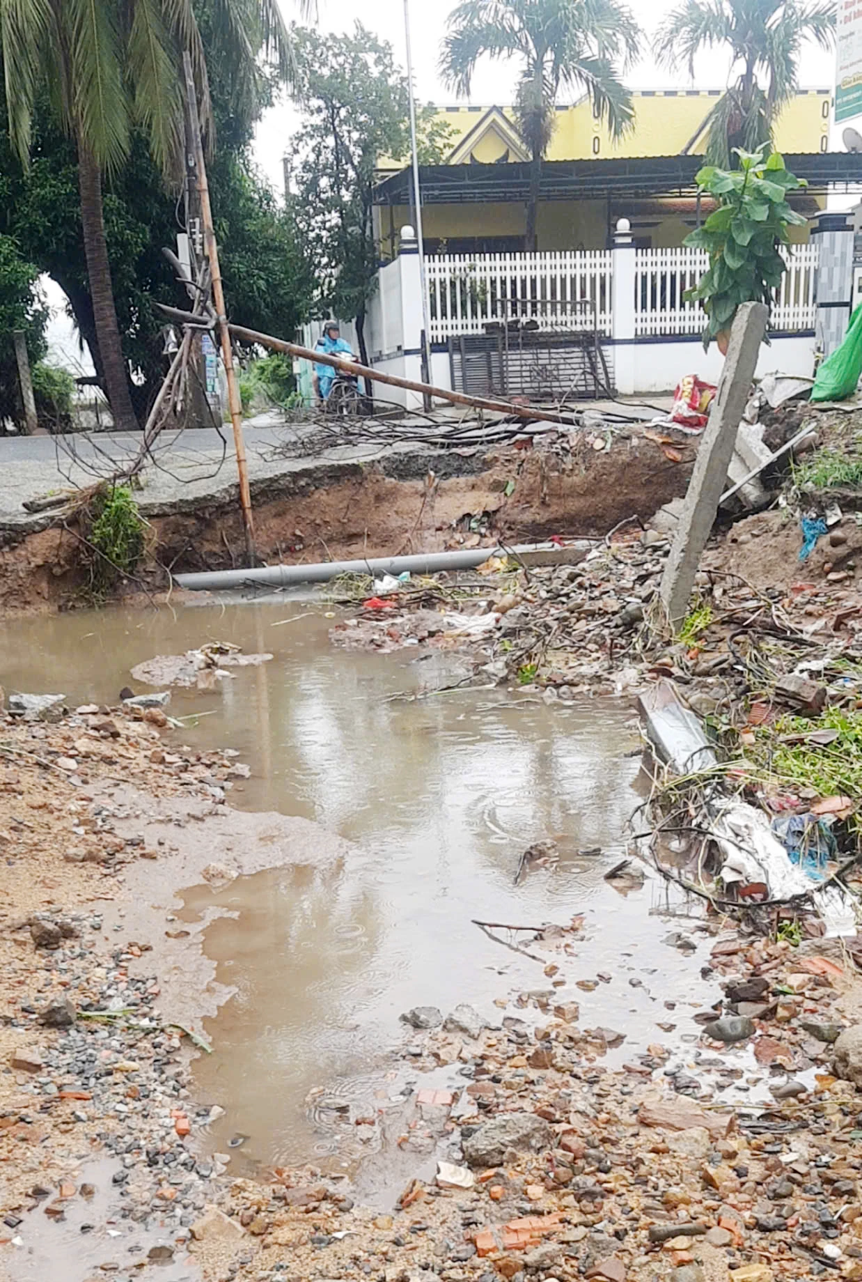 Jalan 708 tanah runtuh.