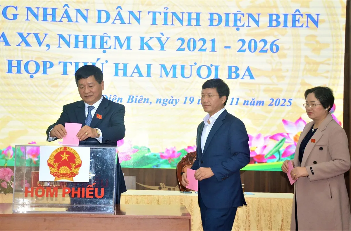 Điện Biên kiện toàn chức danh Chủ tịch Hội đồng nhân dân và Chủ tịch Ủy ban nhân dân tỉnh - Ảnh 2.