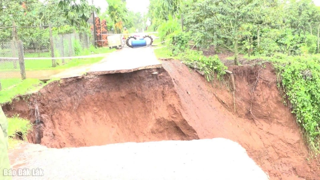 Đường bị sạt lở.