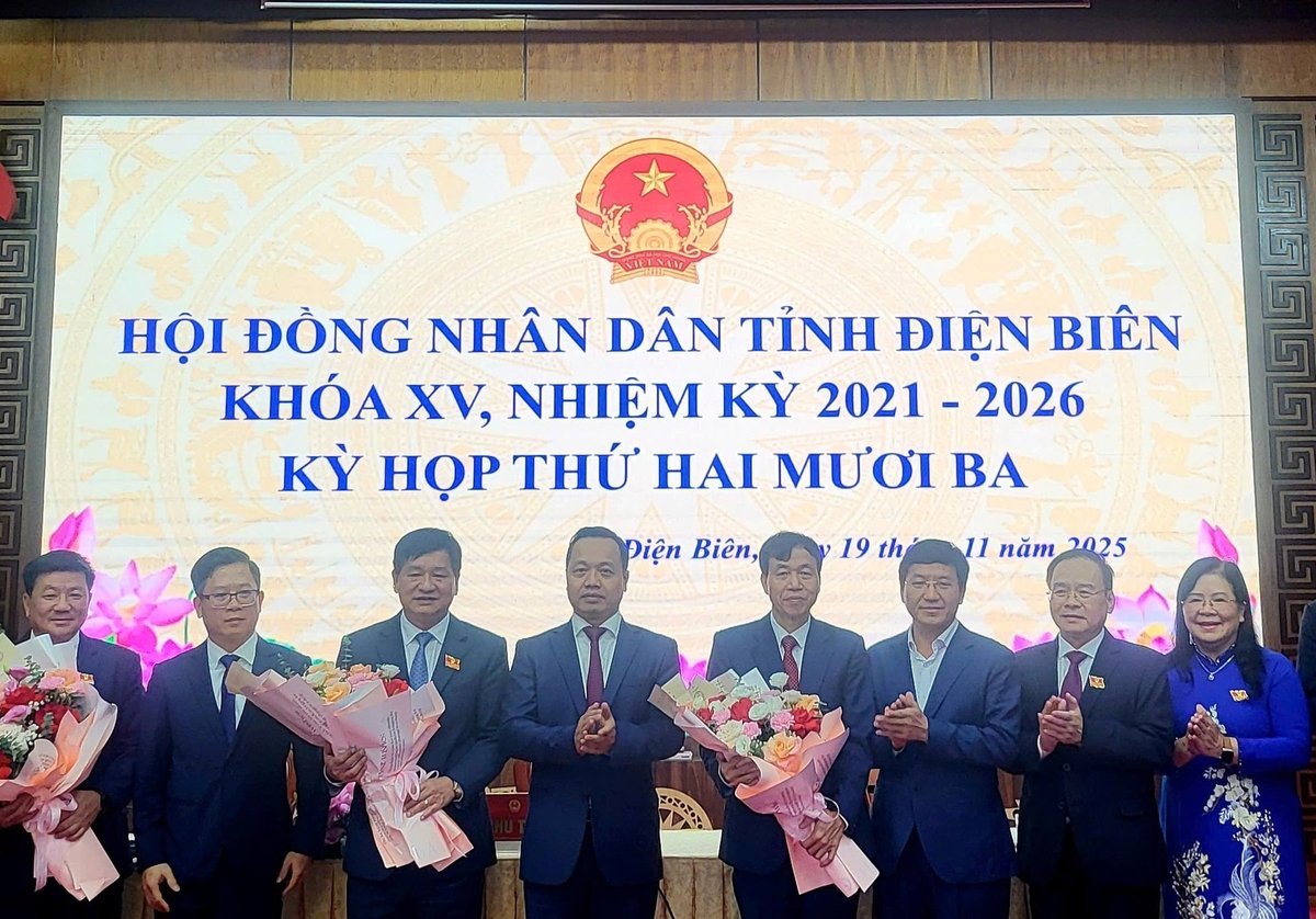 Lãnh đạo tỉnh Điện Biên tặng hoa chúc mừng. Ảnh: Trần Hương.