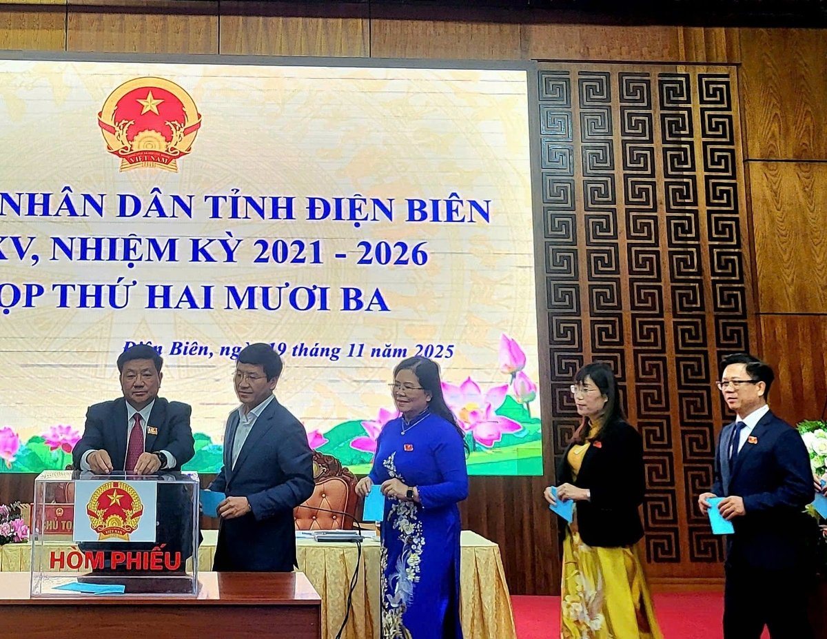 Các đại biểu bỏ phiếu bầu chức danh Chủ tịch HĐND và Chủ tịch UBND tỉnh Điện Biên. Ảnh: Trần Hương.