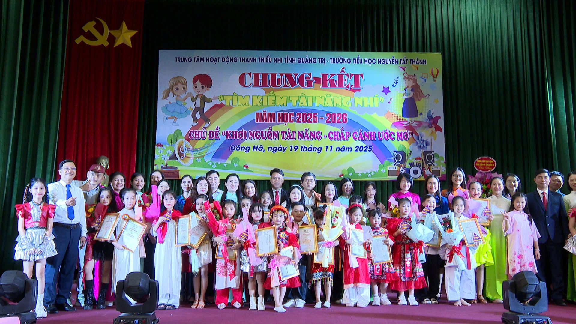 Ban tổ chức trao giải tại cuộc thi. Ảnh: Lâm Oanh