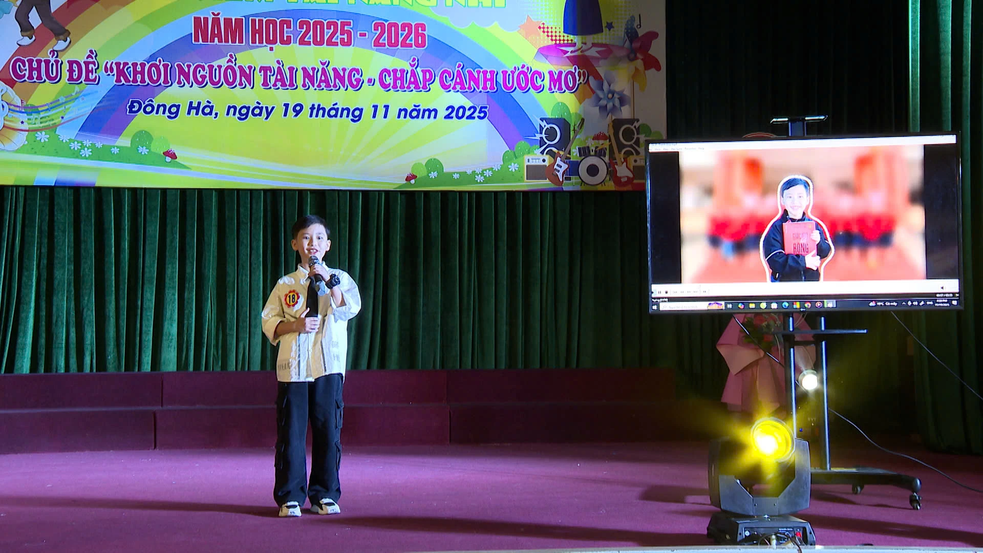 Thí sinh biểu diễn tài năng tại cuộc thi. Ảnh: Lâm Oanh