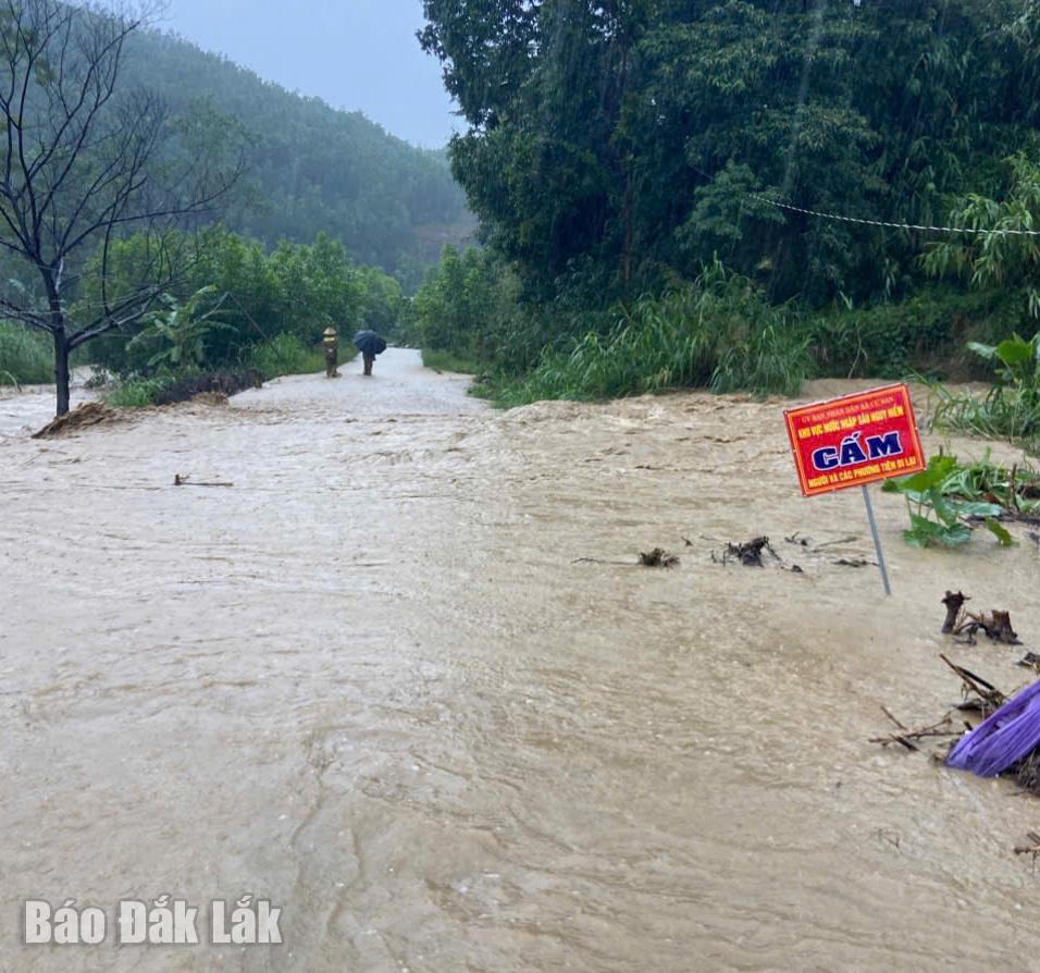Giao thông trên địa bàn xã Krông Á bị tê liệt do nước dang cao chảy siết.