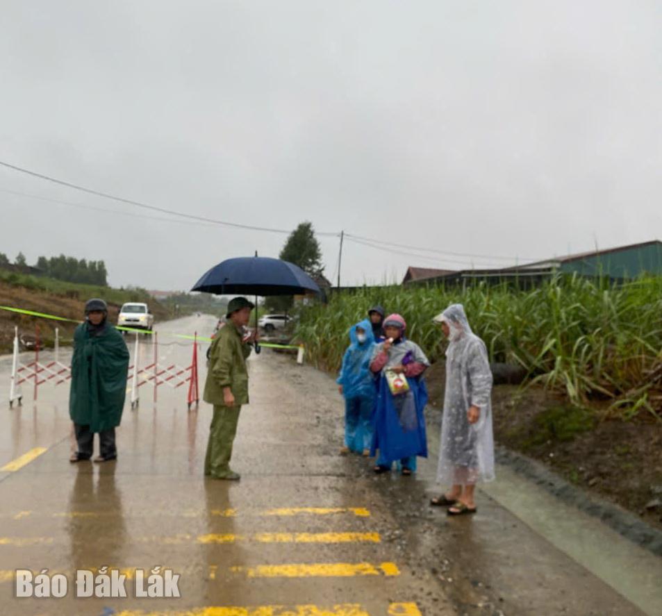 Lực lượng chức năng xã lập chốt