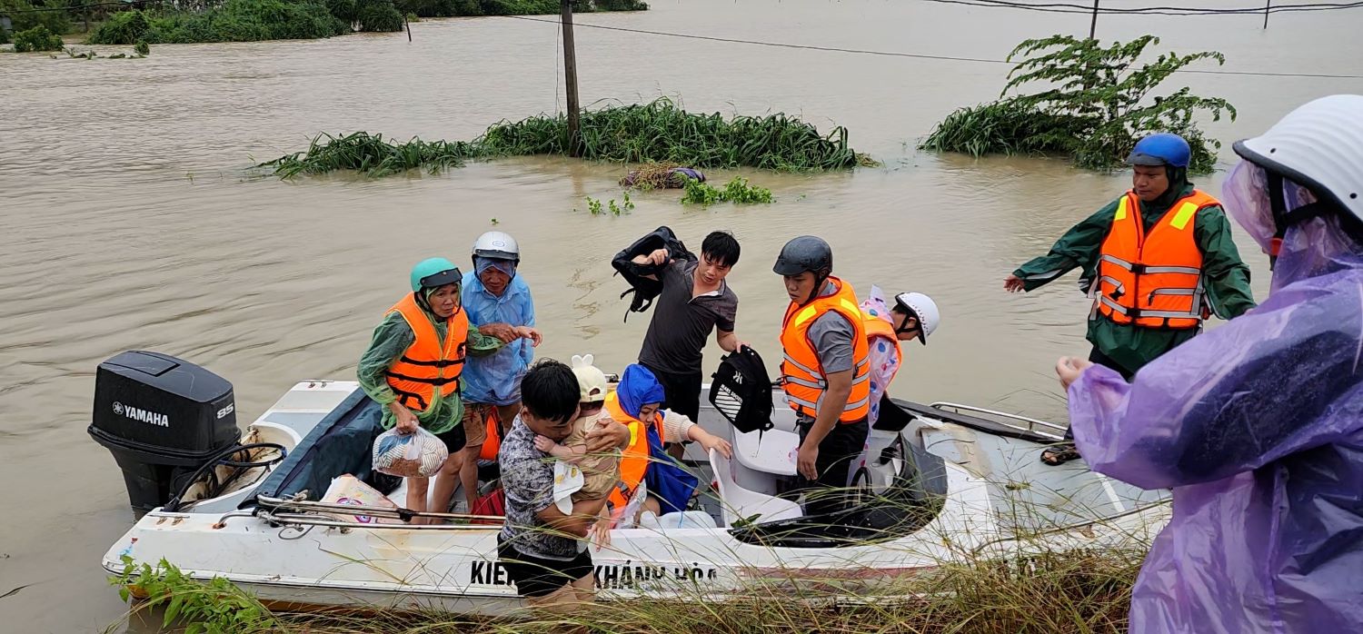 Myndigheterna använde kanoter för att ta människor från översvämmade områden i säkerhet.