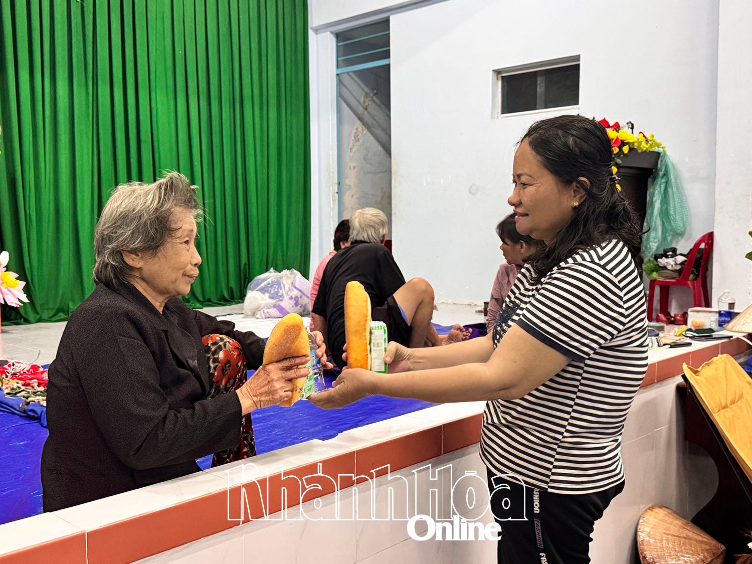 Công tác chăm lo cho người dân tại nơi tránh trú được quan tâm. 