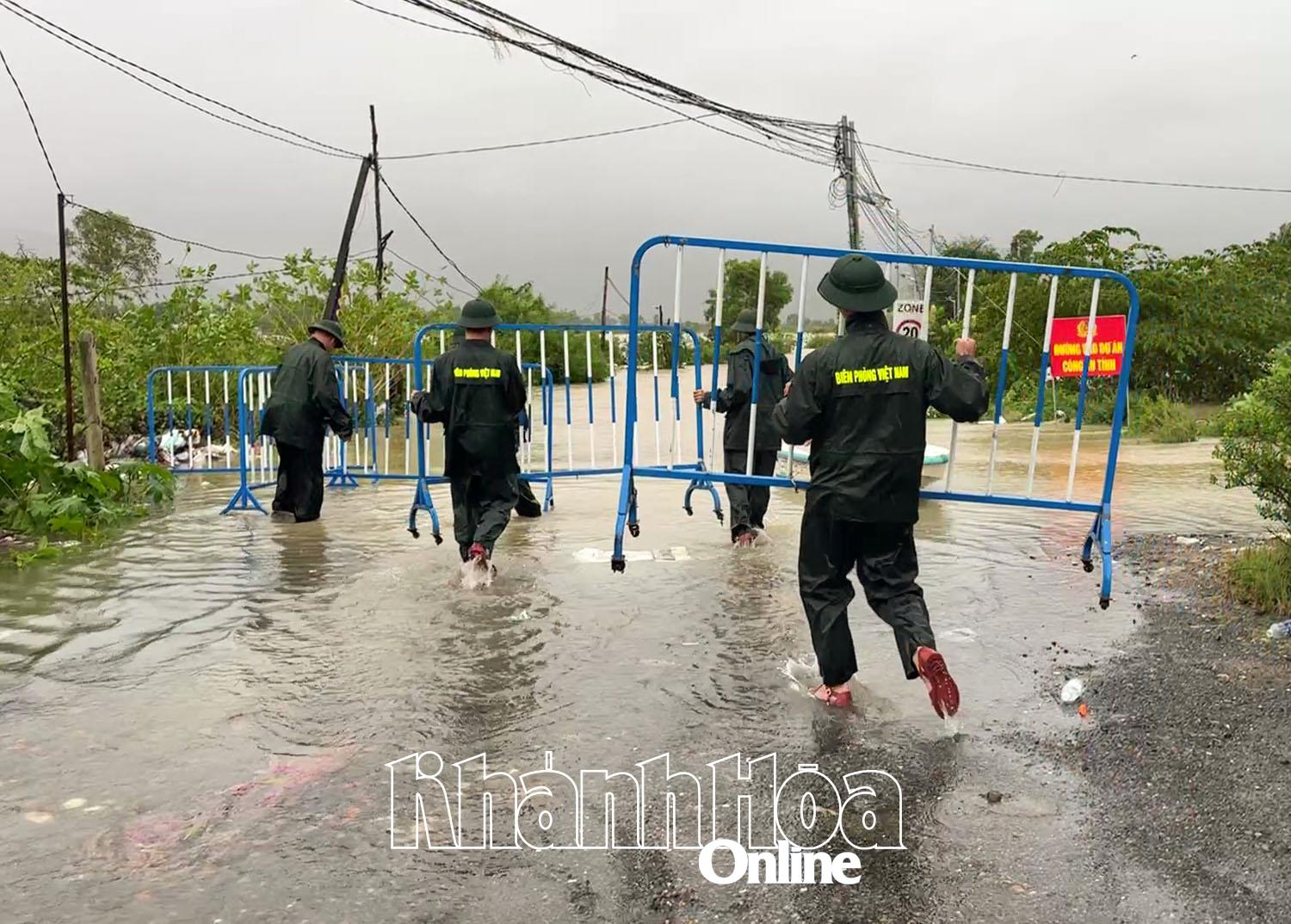 Rào chắn được thiết lập để ngăn người dân quay trở lại điểm ngập sâu ở Tổ dân phố Vĩnh Xuân.