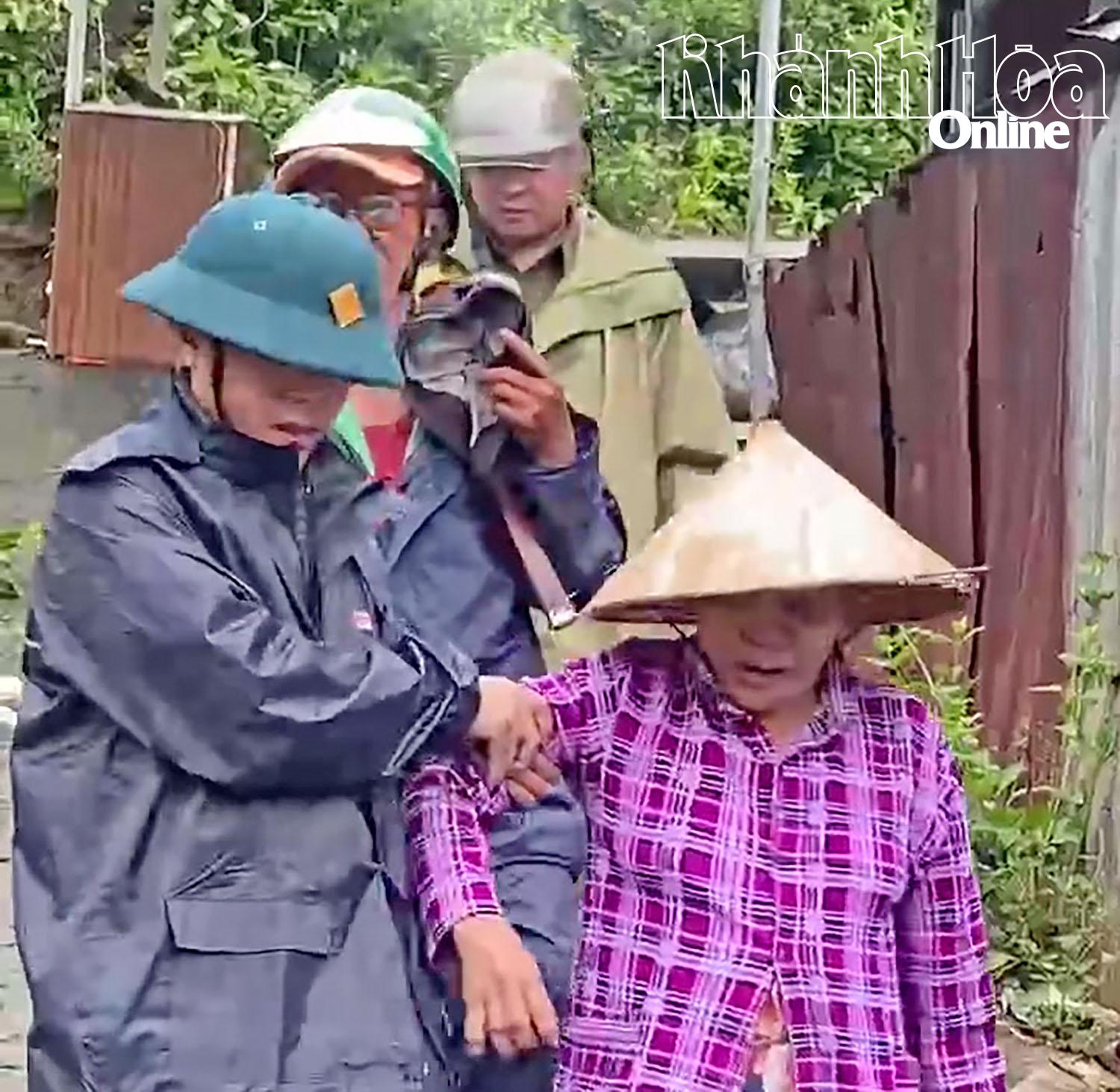 Người dân Tổ dân phố Thành Phát được hỗ trợ di dời. 