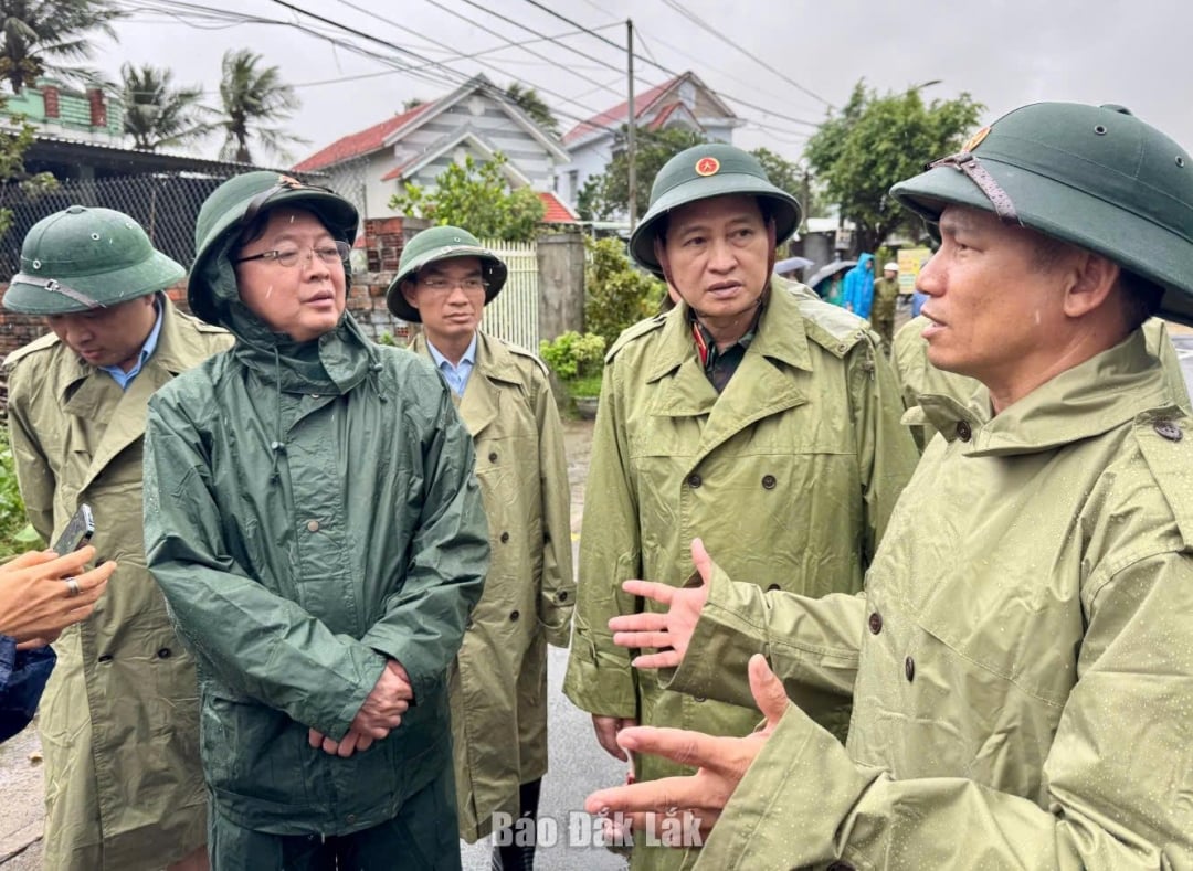 उप-प्रधानमंत्री हो क्वोक डुंग डाक लाक प्रांत के एक कम्यून में बाढ़ प्रभावित इलाकों में लोगों के लिए बचाव कार्यों का निरीक्षण और निर्देशन करते हुए। फोटो: तुयेत हुआंग