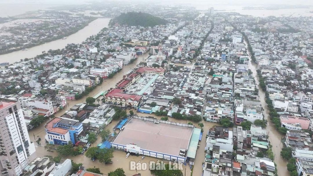 डाक लाक प्रांत में, खासकर प्रांत के पूर्वी हिस्से में, बाढ़ की स्थिति और भी जटिल होती जा रही है। तस्वीर में: 19 नवंबर की सुबह तुई होआ वार्ड में बाढ़ की स्थिति। तस्वीर: योगदानकर्ता